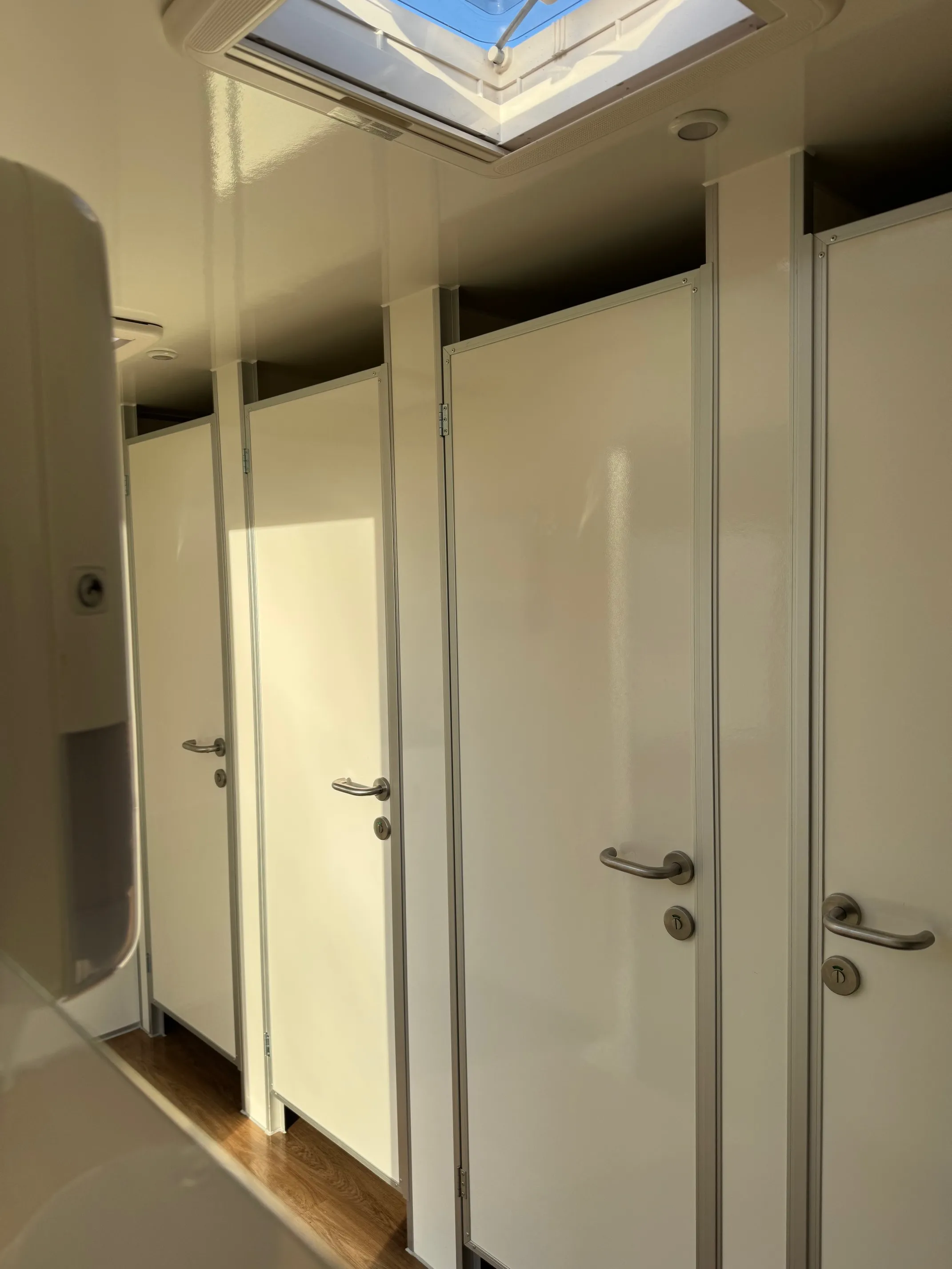 Peeters - Toilettenwagenverleih - drinnen