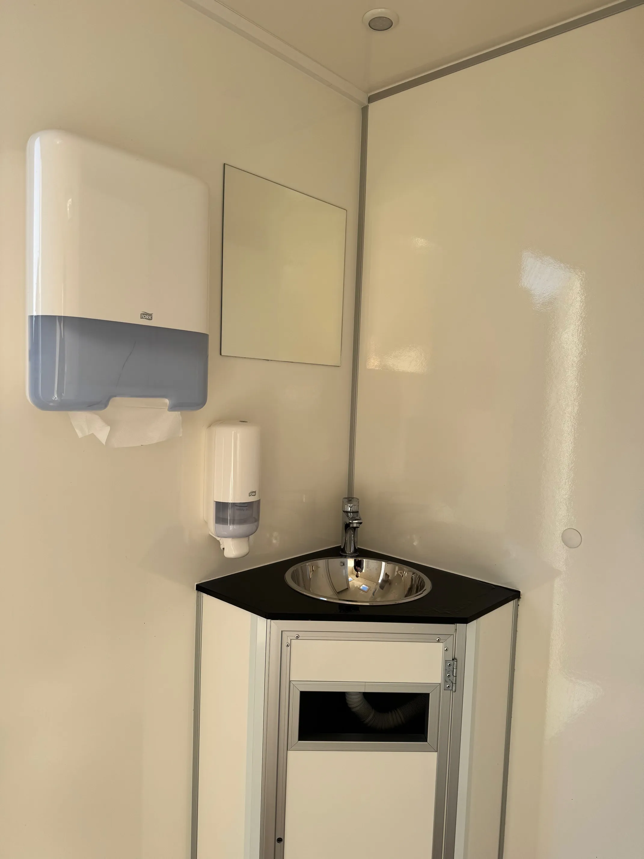 Peeters - Toilettenwagenverleih - drinnen