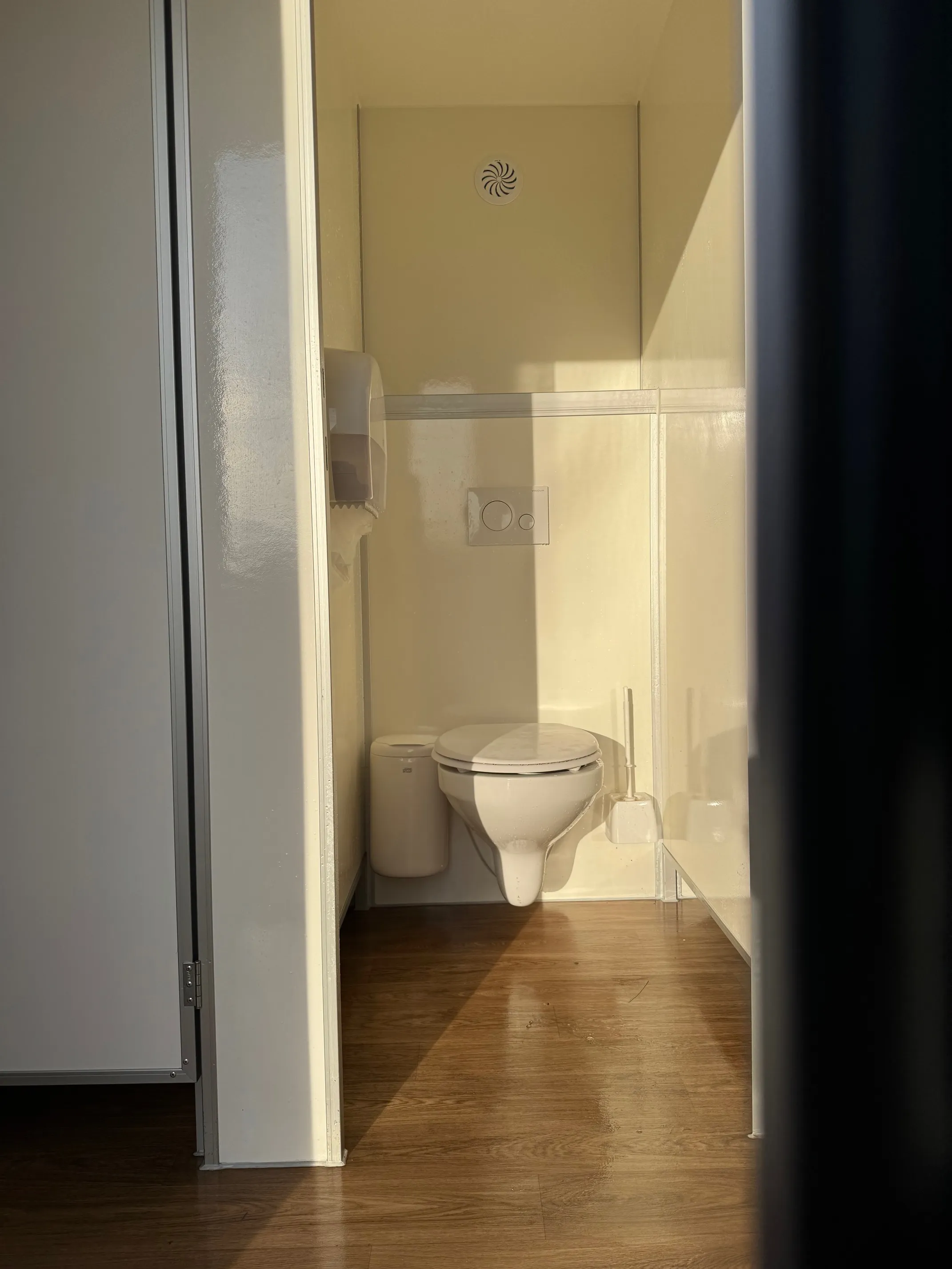 Peeters - Toilettenwagenverleih - drinnen