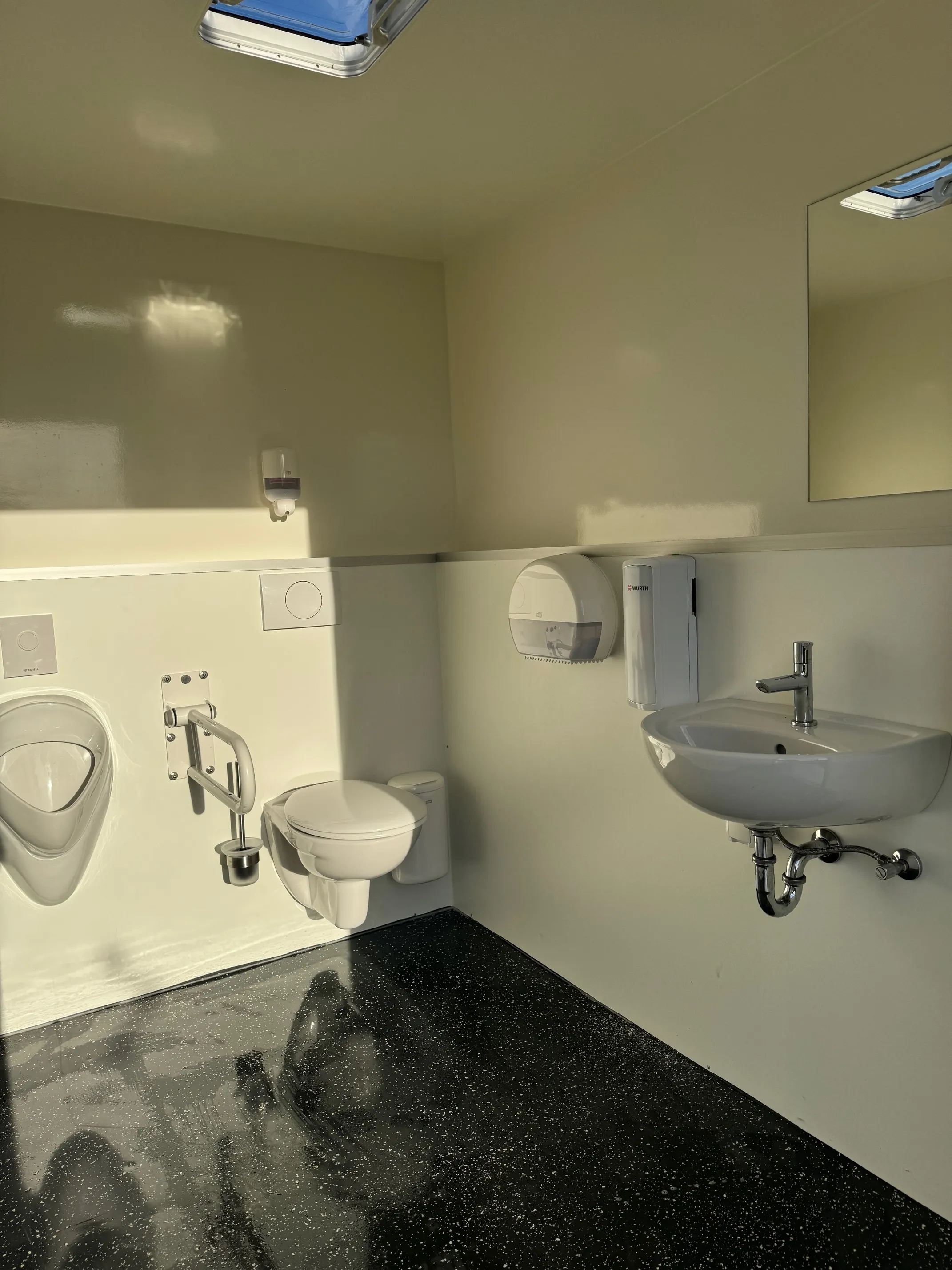 Peeters - Toilettenwagenverleih - drinnen