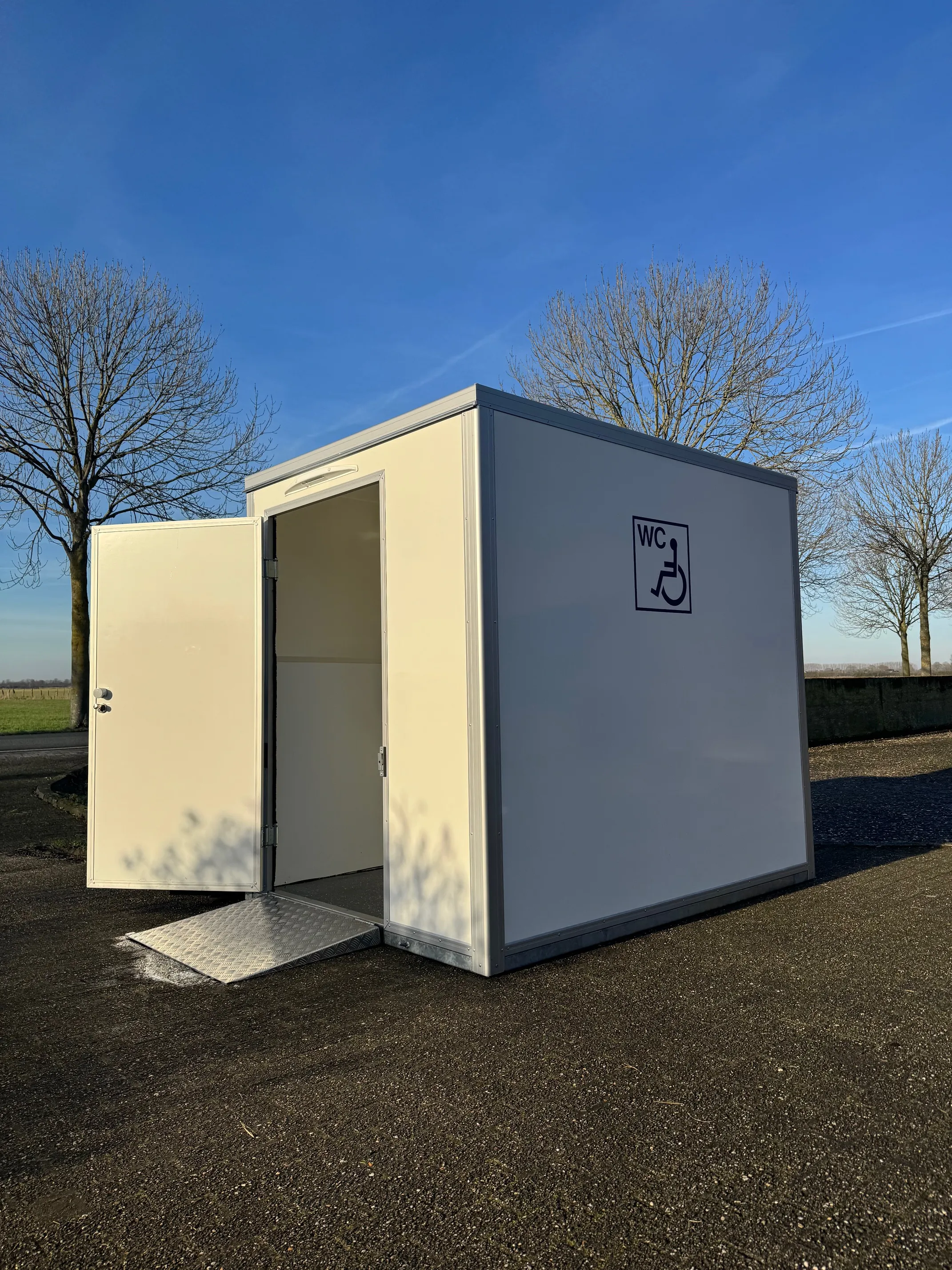 Peeters - Toilettenwagenverleih - drinnen